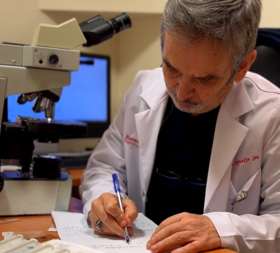 Uzm. Dr. Alptekin Şen çalışma notlarını hazırlarken